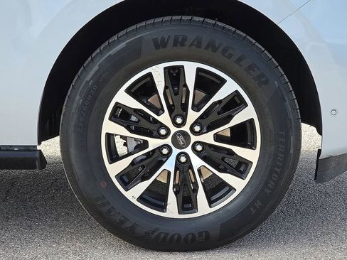 Used 2025 Ford Expedition Platinum AWD/4WD image 8
