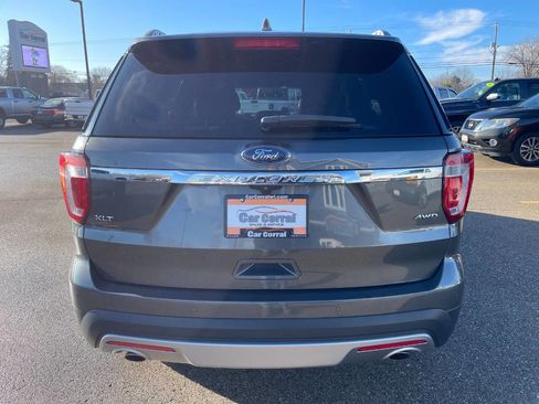 Used 2017 Ford Explorer XLT image 4