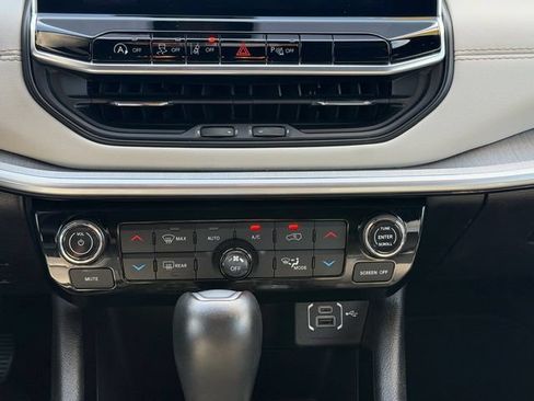 Used 2025 Jeep Compass Limited AWD/4WD image 16