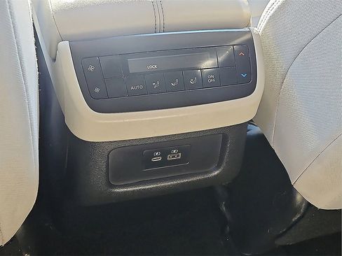 Used 2022 Nissan Pathfinder SV image 14