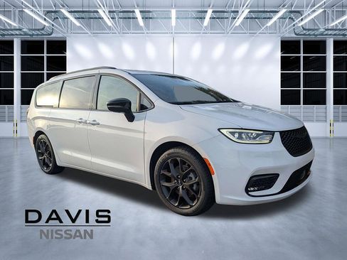 Used 2025 Chrysler Pacifica Limited FWD image 1