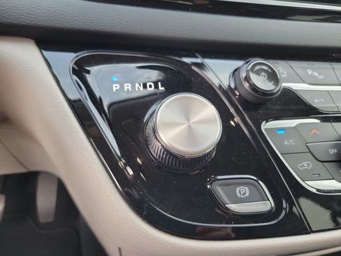Used 2023 Chrysler Pacifica Touring-L FWD image 29