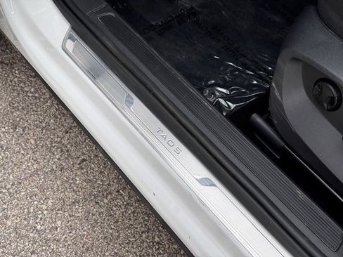 Used 2025 Volkswagen Taos SE image 9