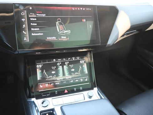 Used 2021 Audi e-tron Prestige w/ Prestige Package image 42