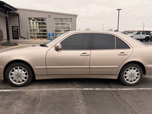 Used 2000 Mercedes-Benz E 320 Sedan image 3