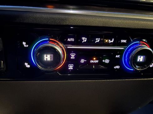 Used 2025 GMC Sierra 1500 SLT image 18