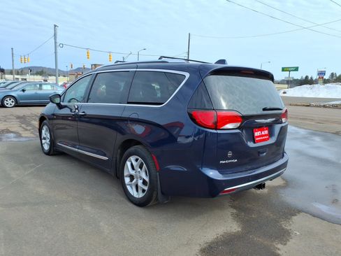 Used 2017 Chrysler Pacifica Touring-L Plus image 3