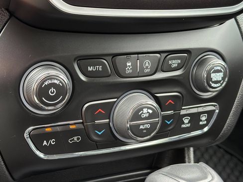 Used 2020 Jeep Cherokee Trailhawk AWD/4WD image 22
