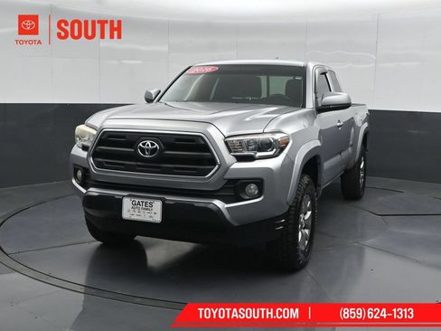 Used 2016 Toyota Tacoma SR5 AWD/4WD image 5