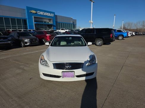 Used 2010 INFINITI G37 x w/ Premium Pkg image 2