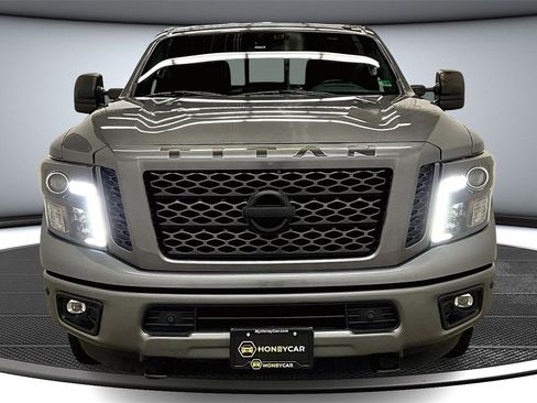 Used 2019 Nissan Titan SV w/ SV Convenience Package image 2