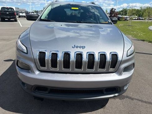 Used 2016 Jeep Cherokee Latitude w/ Comfort/Convenience Group AWD/4WD image 3