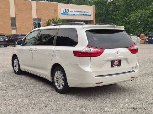 Used 2017 Toyota Sienna XLE w/ XLE Navigation Package FWD image 8