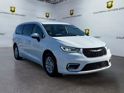 Used 2023 Chrysler Pacifica Touring-L image 7