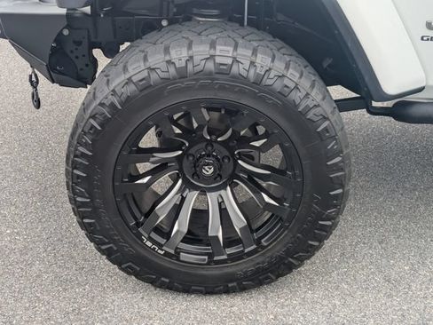 Used 2020 Jeep Gladiator Overland AWD/4WD image 13