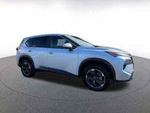 Used 2025 Nissan Rogue SV AWD/4WD image 2
