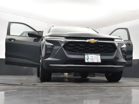 Used 2025 Chevrolet Trax LT FWD image 11