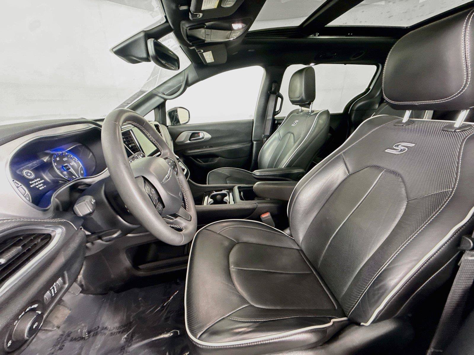 Used 2025 Chrysler Pacifica Limited FWD image 3