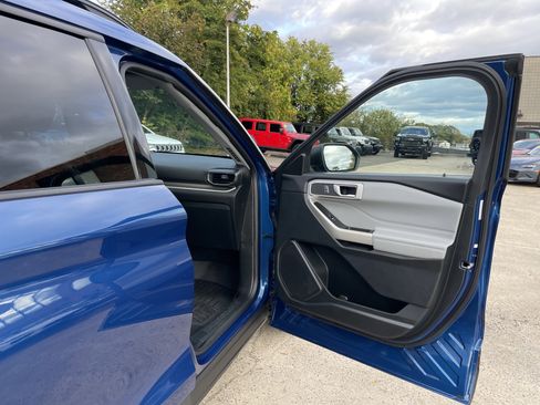 Used 2021 Ford Explorer XLT w/ Equipment Group 202A image 8