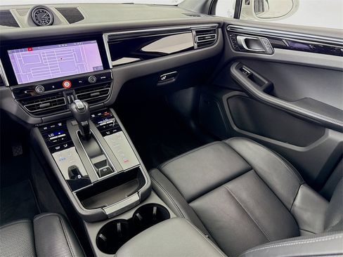 Used 2024 Porsche Macan image 26