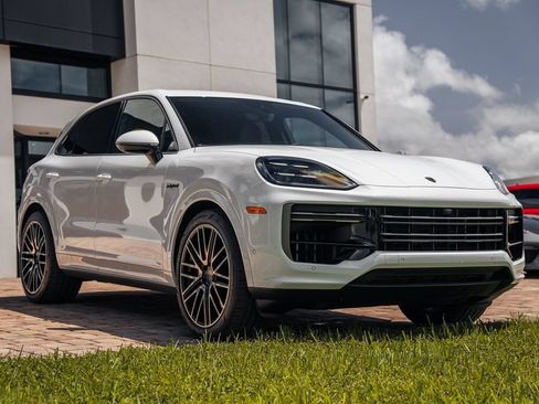 Used 2025 Porsche Cayenne Turbo AWD/4WD image 7