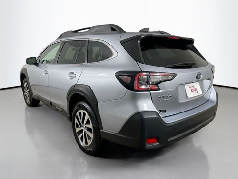 Used 2024 Subaru Outback Premium image 5
