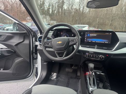Used 2025 Chevrolet Trax LT image 28