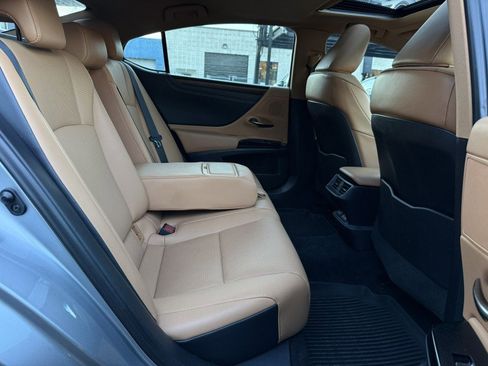 Used 2022 Lexus ES 350 w/ Premium Package image 27