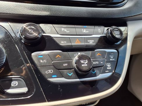 Used 2024 Chrysler Pacifica Touring-L FWD image 9