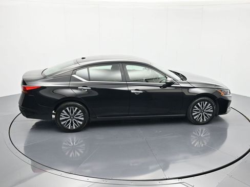 Used 2024 Nissan Altima 2.5 SV FWD image 30