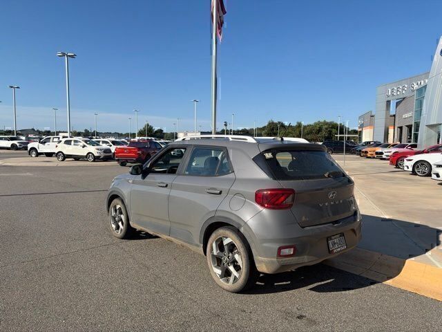 Used 2023 Hyundai Venue SEL w/ Cargo Package FWD image 3
