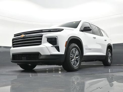 Used 2025 Chevrolet Traverse LT w/ Driver Confidence Package FWD image 25