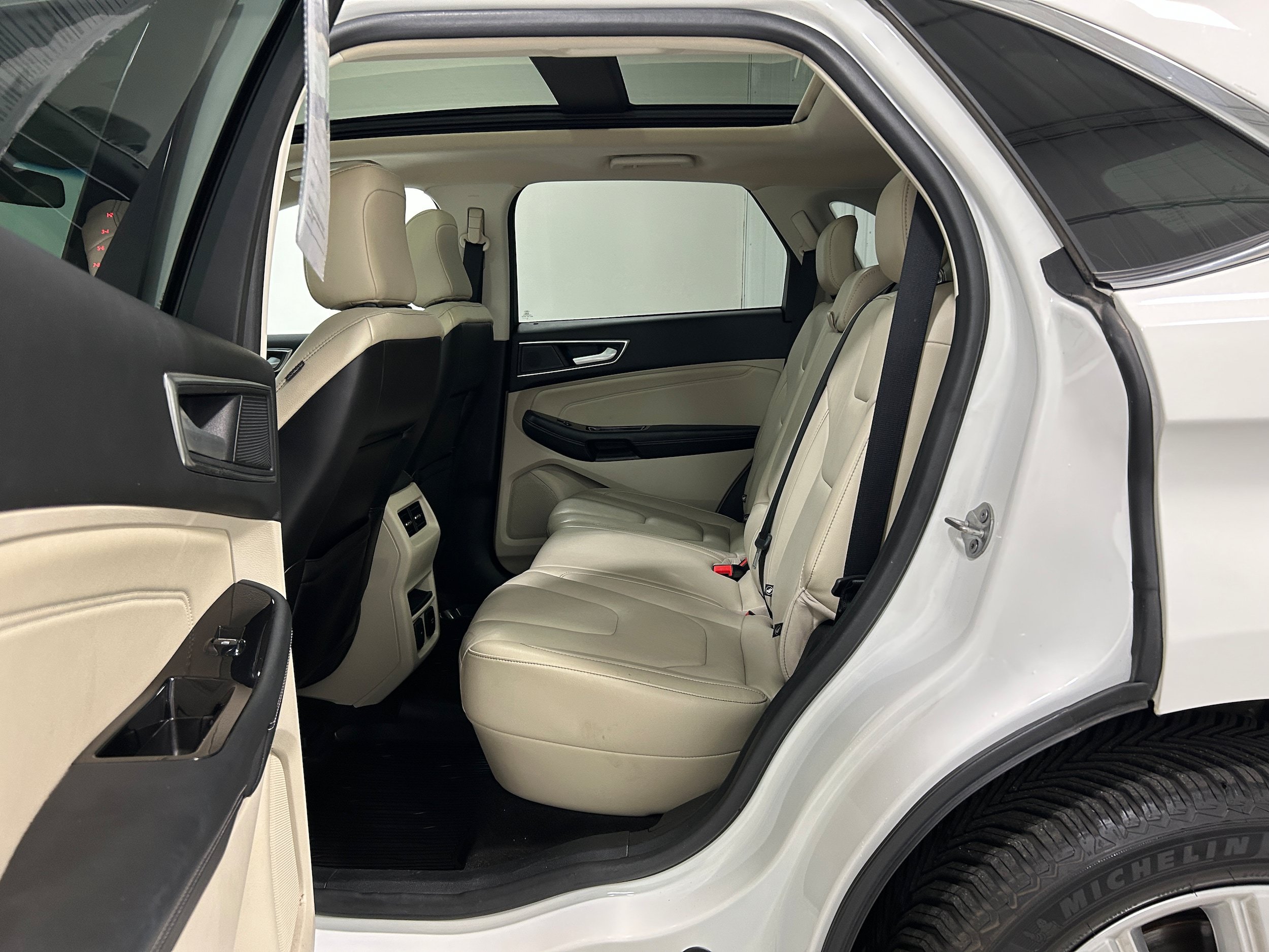 Used 2020 Ford Edge Titanium AWD/4WD image 30