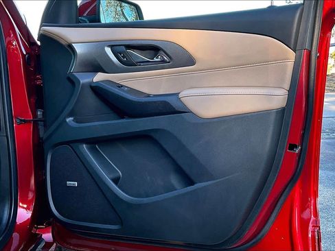 Used 2023 Chevrolet Traverse Premier image 28
