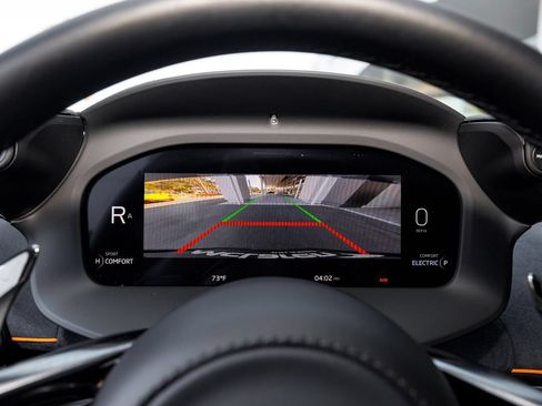 Used 2025 McLaren Artura RWD image 31