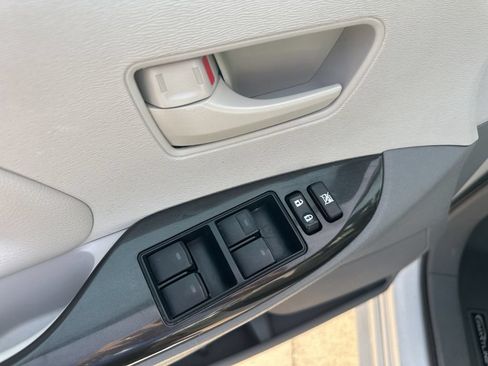 Used 2013 Toyota Sienna LE FWD image 18