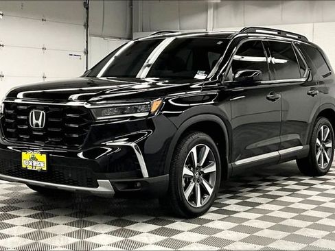 Used 2025 Honda Pilot Touring image 13