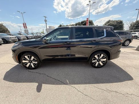 Used 2025 Mitsubishi Outlander SE image 3