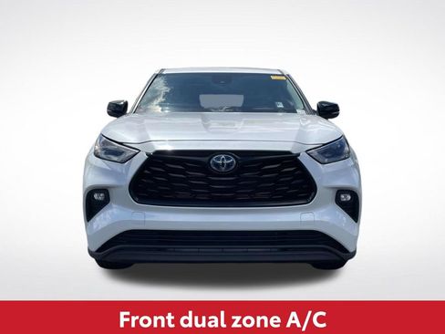 Used 2024 Toyota Highlander LE FWD image 3