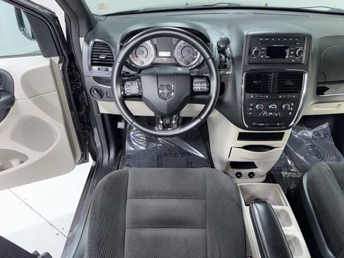 Used 2016 Dodge Grand Caravan SE FWD image 16