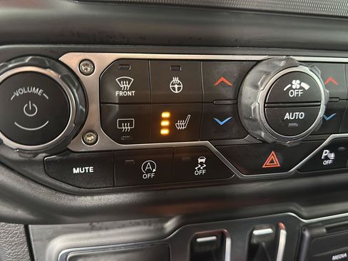 Used 2021 Jeep Wrangler Rubicon w/ LED Lighting Group AWD/4WD image 20