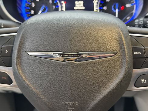 Used 2024 Chrysler Pacifica Touring-L image 25