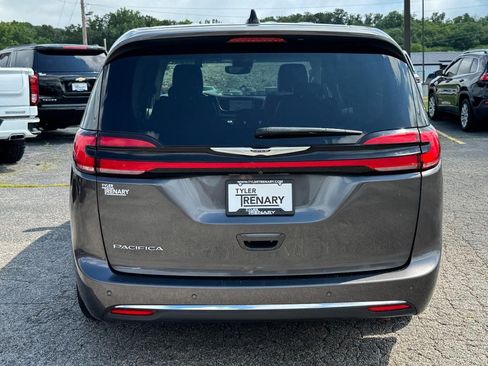 Used 2023 Chrysler Pacifica Touring-L FWD image 5