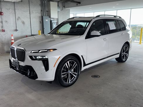 Certified 2025 BMW X7 xDrive40i w/ M Sport Package image 4