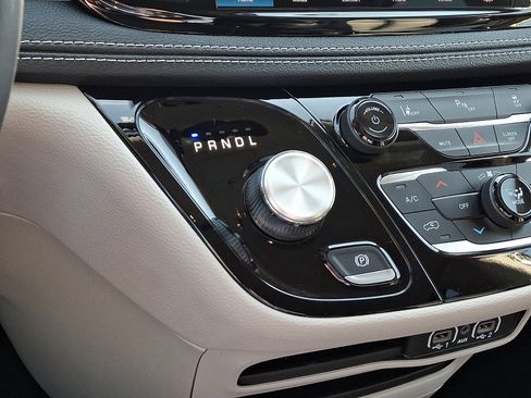 Used 2023 Chrysler Pacifica Touring-L image 15