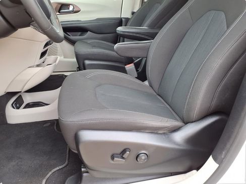 Used 2023 Chrysler Voyager LX image 20