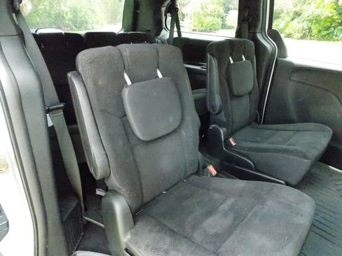 Used 2018 Dodge Grand Caravan SE FWD image 18