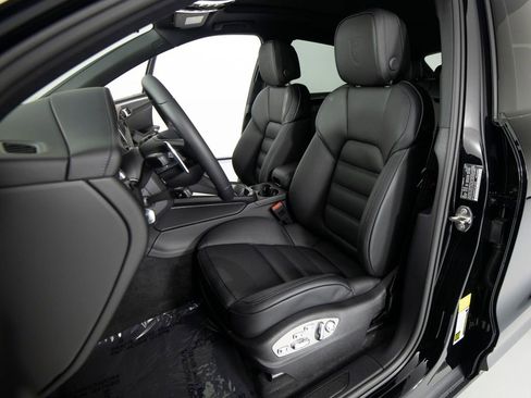 New 2026 Porsche Macan Turbo AWD/4WD image 5