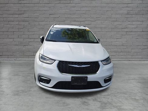 Used 2023 Chrysler Pacifica Limited FWD image 2