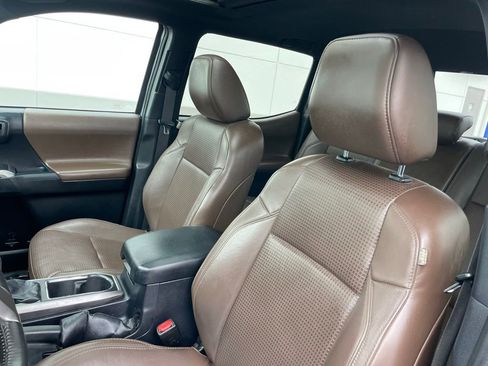 Used 2017 Toyota Tacoma Limited image 26
